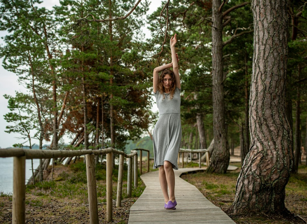 woman doing tai chi outdoors